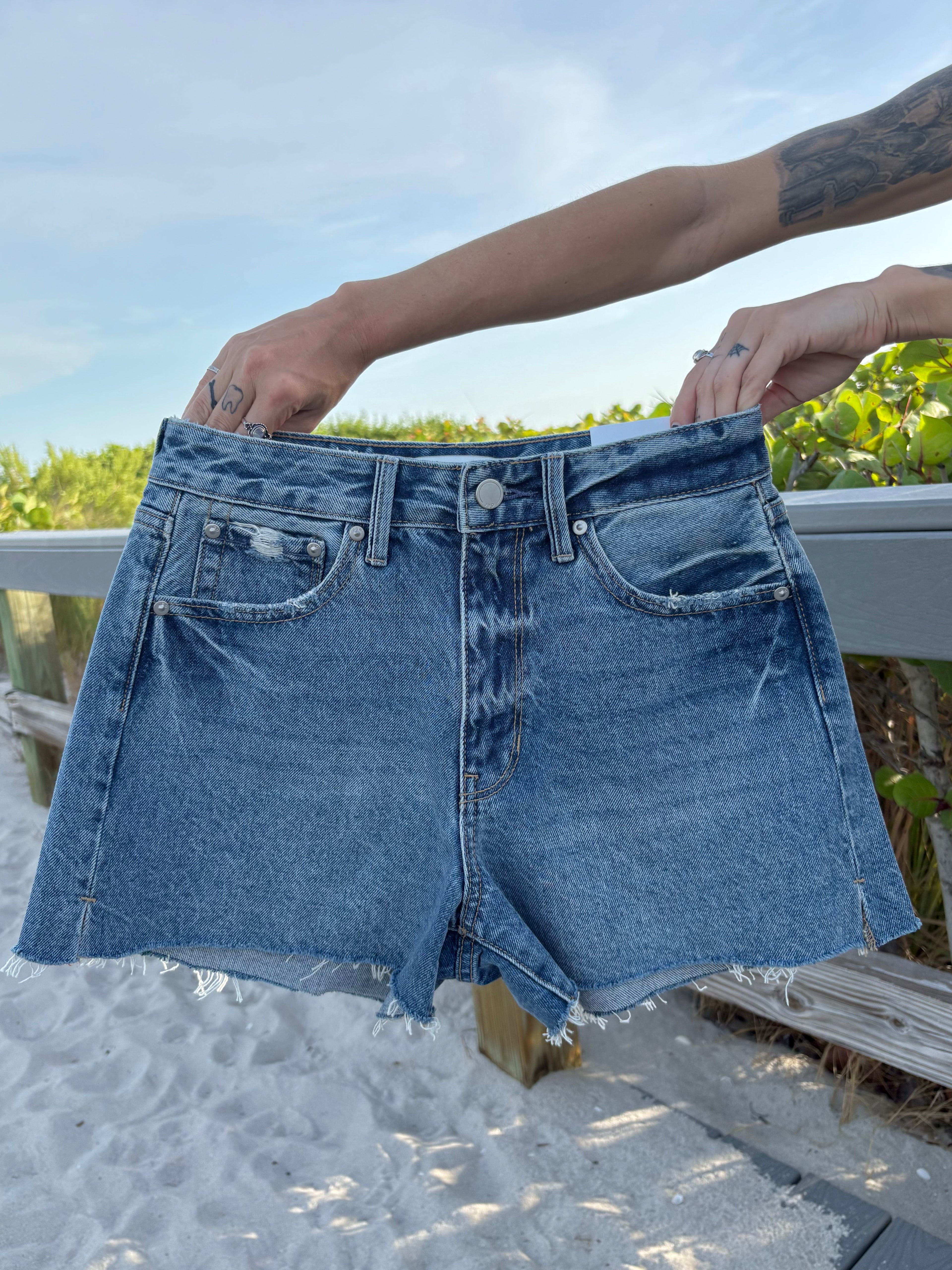 Coastline Vintage Shorts - Medium Wash
