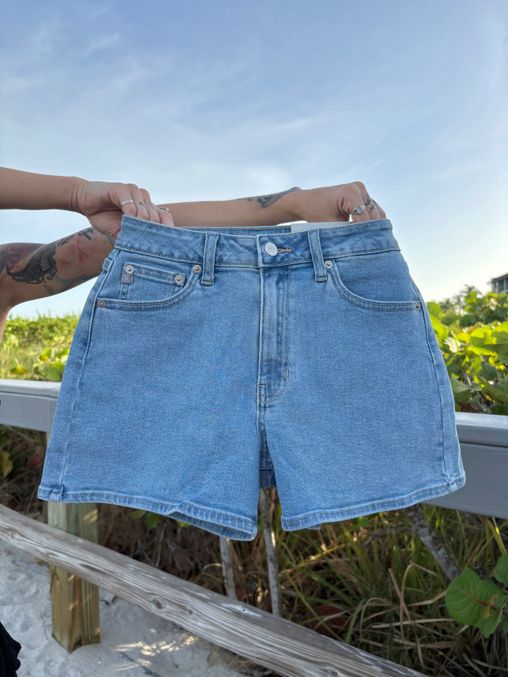 Shoreline Mom Shorts - Medium Wash