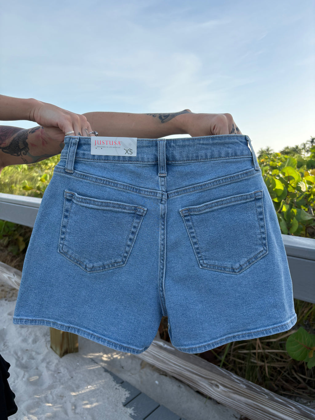Shoreline Mom Shorts - Medium Wash