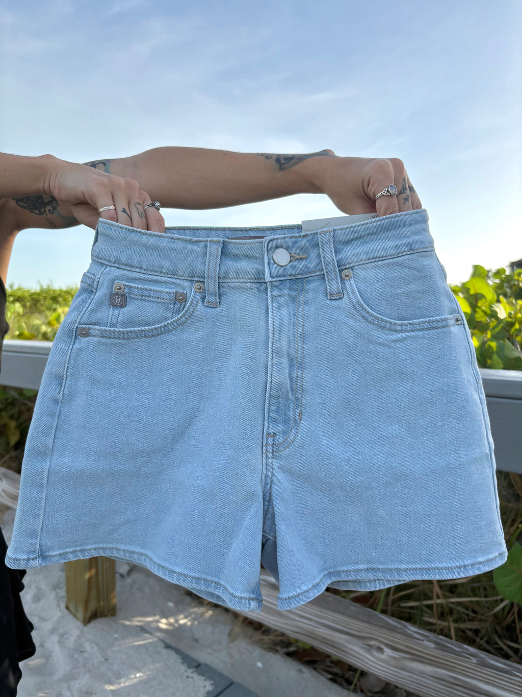 Shoreline Mom Shorts - Light Wash