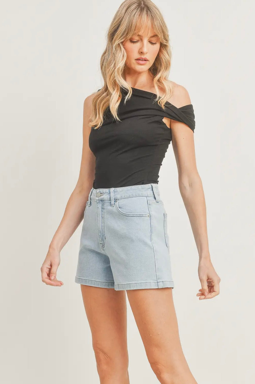 Shoreline Mom Shorts - Light Wash